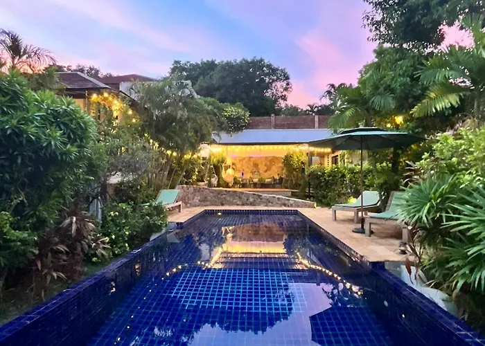Beautiful Garden 3 Bedroom Villa Close To Beach